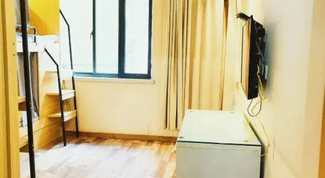 Кровать в общем номере (мужской номер) Fanhua Hotel