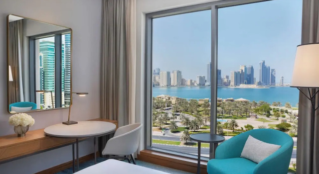 Двухместный номер Deluxe с видом на воду DoubleTree by Hilton Sharjah Waterfront Hotel And Residences