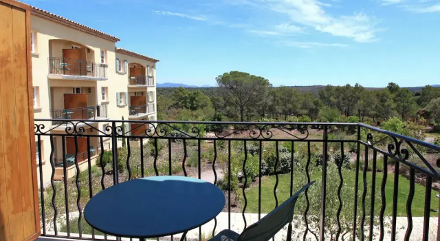 Двухместный номер Standard с балконом и с видом на сад Le Domaine de Saint Endreol Golf & Spa Resort