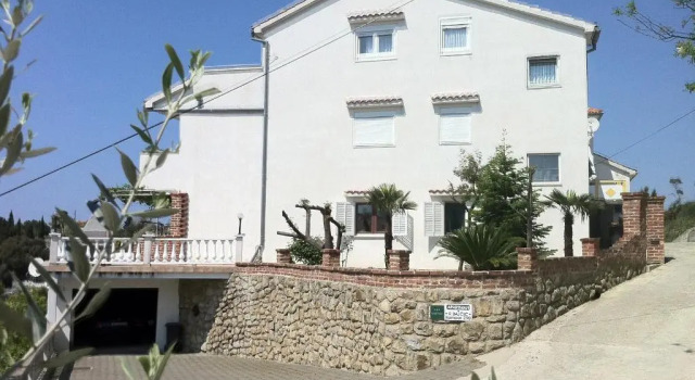 Apartments Bajcic, Varaa Huoneisto Hotellit Kvarner Islands uima-altaalla, Uima-allas
