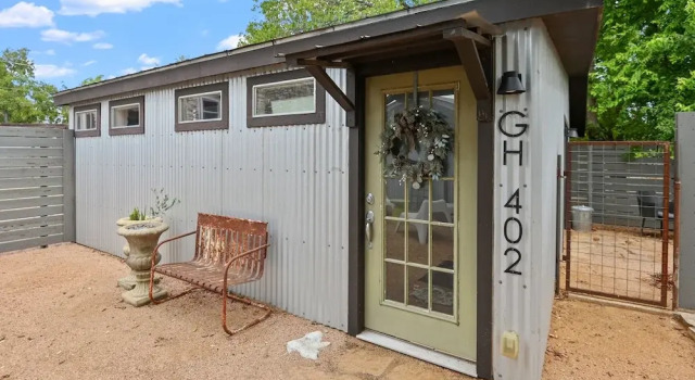 Gausthaus 402 1 Bedroom Cottage by RedAwning, Забронировать Дом для отпуска Фредериксберг Texas Wine Country, рядом с Театр Rockbox