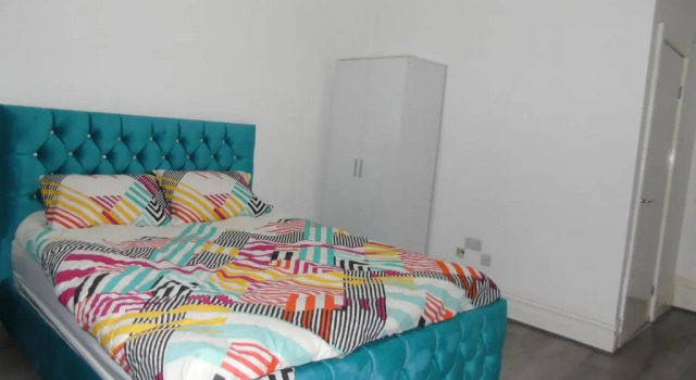 Luxurious Stay, Забронировать Отель Болтон 