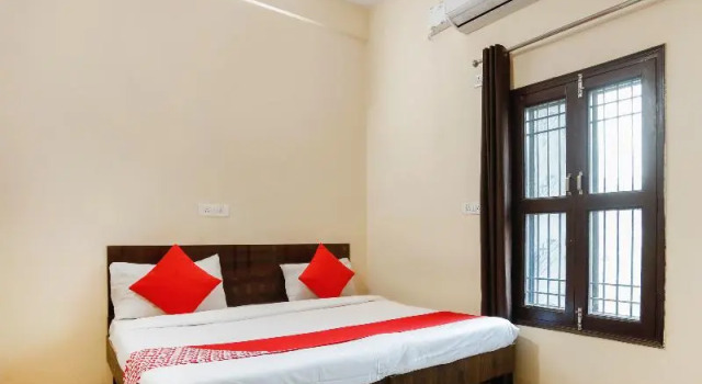 OYO Flagship 71229 Krishna Residency, Забронировать Дом для отпуска Нойда штат Уттар-Прадеш