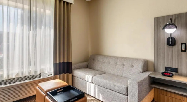 Полулюкс Comfort Inn & Suites North Dallas-Addison