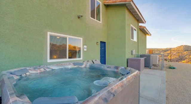 'the Maharaja Retreat' w/ Hot Tub & EV Charger!