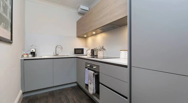Апартаменты JOIVY Iconic Cockburn Street 4 Bedroom Apartment: Heart of Old Town
