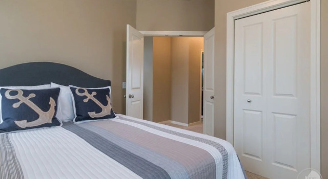 Lake Street Townhome, Book Hotel Hoteller i Saugatuck med parkering, Parkering