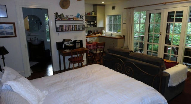 Stones Throw Cottage Bed & Breakfast, Rezerwuj Dom wakacyjny Hotele w Dandenong Ranges z parkingiem, Parking