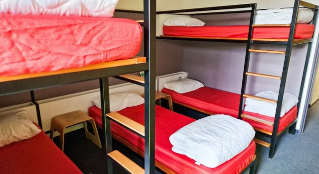 Кровать в общем номере Auberge de Jeunesse de Morlaix