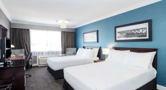 Четырёхместный люкс Sandman Hotel & Suites Prince George