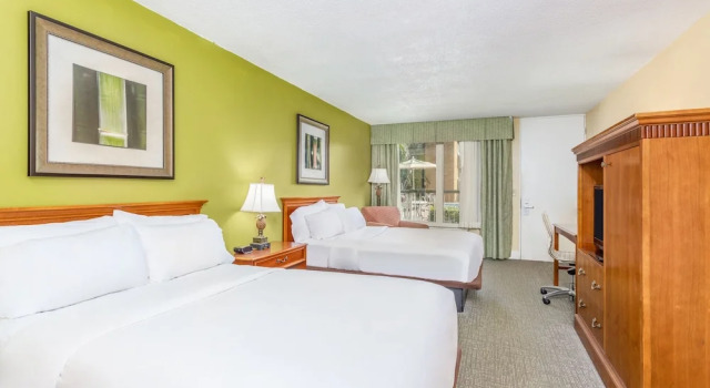 Четырёхместный номер Standard с видом на бассейн Ocean Breeze Inn Vero Beach