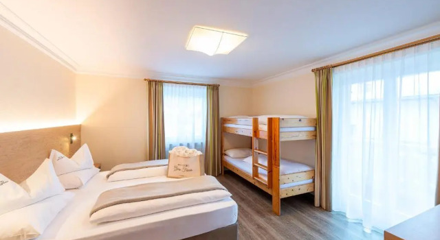 Четырёхместный номер Standard с балконом Hotel Gran Fanes