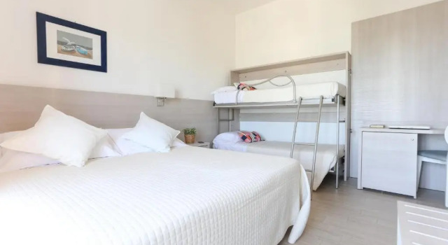 Четырёхместный номер Standard с видом на море Hotel Olympia