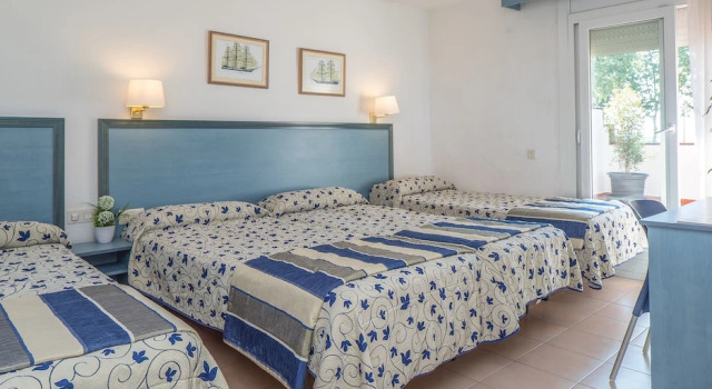 Четырёхместный номер Standard c 1 комнатой с балконом Hotel Platja dAro