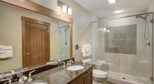 Номер Standard с балконом Luxury 3 Bedroom Ski in, Ski out  One Ski Hill Residence Located at the Base of Peak 8 with Hot Tub Access