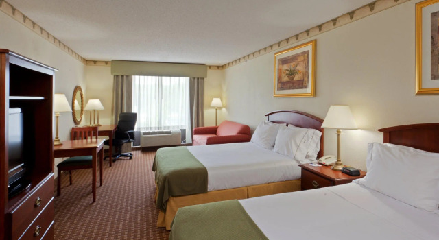 Четырёхместный люкс Holiday Inn Express Hotel & Suites-North East by IHG