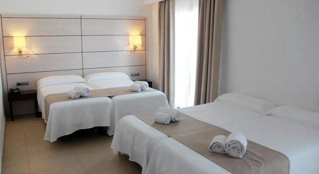 Четырёхместный номер Standard с балконом Hotel Puchet Ibiza