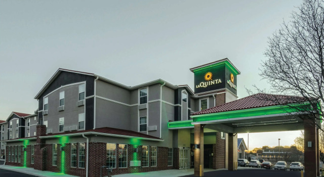 La Quinta Inn & Suites by Wyndham Kansas City Airport
