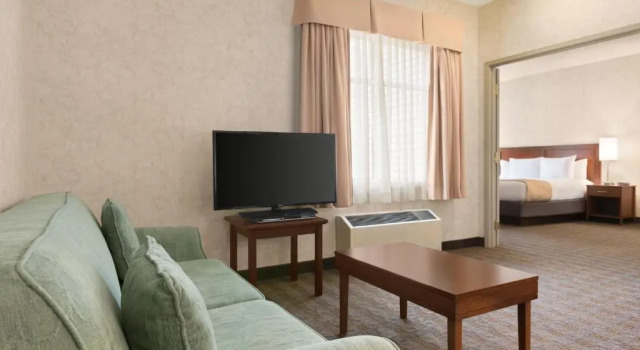 Двухместный люкс Days Inn by Wyndham Ottawa Airport