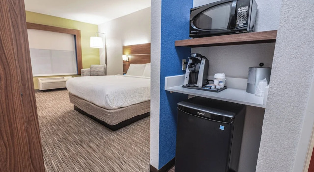 Двухместный люкс Holiday Inn Express Hotel & Suites East Lansing by IHG