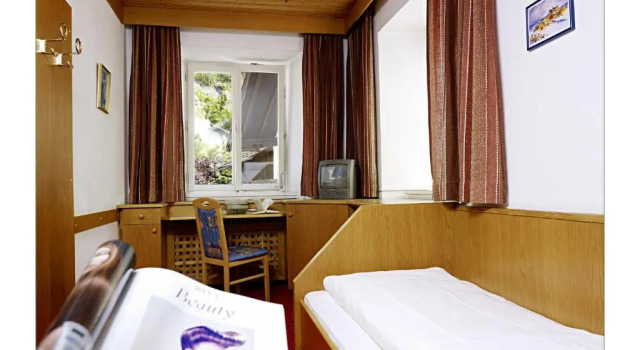 Четырёхместный номер Standard с балконом и с красивым видом из окна Alpenhotel