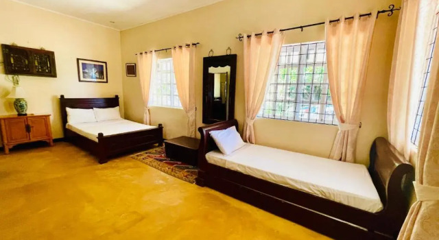 Кровать в общем номере Zhang Resort and Dive Center OPC