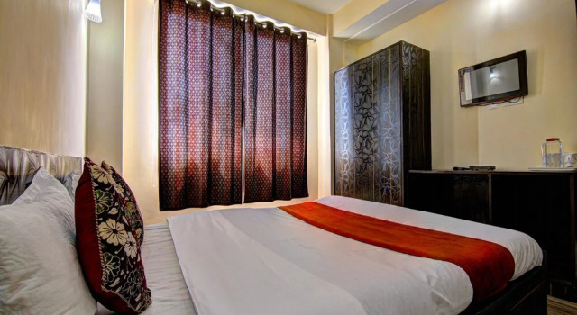OYO 12862 Hotel Lamaz Residency