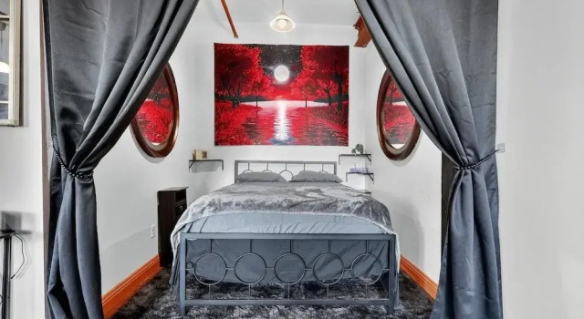 Beautiful 'rose Themed' Loft Near Downtown Detroit 1 Bedroom Apts, Забронировать Апартаменты/квартира Отели Детройта с парковкой, рядом с Кобо-арена, Парковка