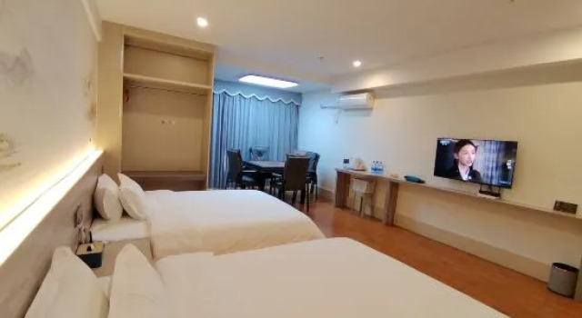 Кровать в общем номере Ruihua Hotel