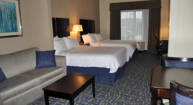 Четырёхместный люкс Holiday Inn Express & Suites Lebanon by IHG