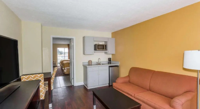 Четырёхместный люкс c 1 комнатой с видом на бассейн Days Inn & Suites by Wyndham Port Richey