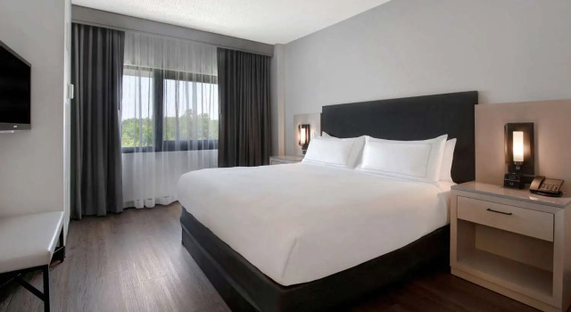 Люкс DoubleTree Suites by Hilton Raleigh-Durham