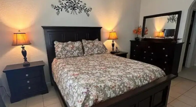 4986 Trafalgar Village 4 bed 3 Bath Pool spa