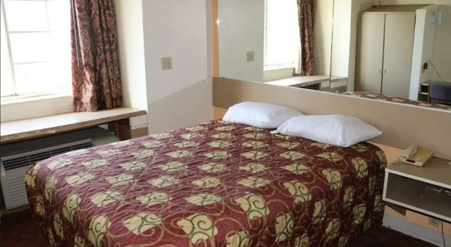Classic Inn San Marcos, TX, Забронировать Отель Сан-Маркос Texas Hill Country, рядом с Техасский музыкальный театр