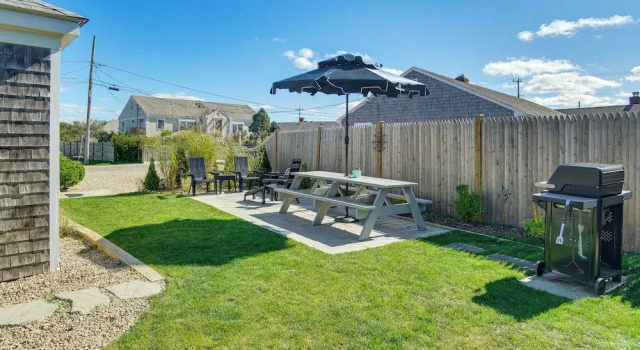 Walk to Craigville Beach: Cape Cod Gem w/ Patio, Book Feriehus Centerville Cape Cod