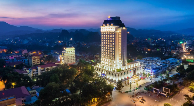 Executivo Casal Suite Four Points by Sheraton Lang Son
