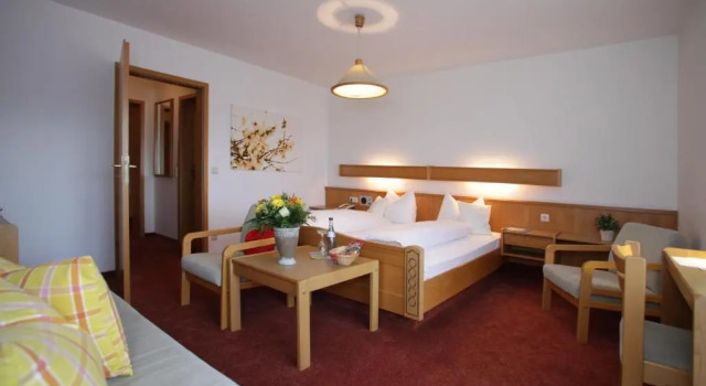 Landidyll Hotel Zum Alten Schloss, Prenota Hotel Kirchensittenbach Media Franconia