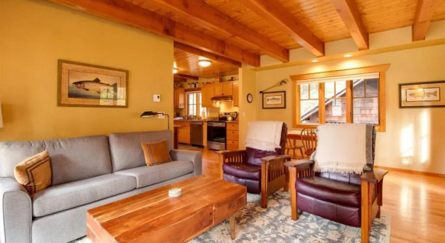 Metolius Cabin 1, Book Hotel Hoteller i Camp Sherman med parkering, Parkering