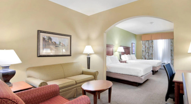 Четырёхместный люкс Holiday Inn Express Hotel & Suites DFW West - Hurst by IHG