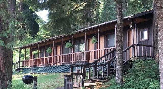 Номер Standard с видом на озеро Crater Lake Gateway-Rocky Point Resort