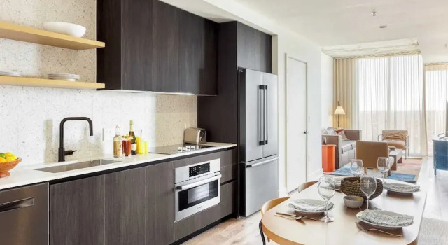 Коттедж Sleeps 16 Brand New Austin High Rise w/ Rooftop Pool, Gym, Yoga Studio & More!