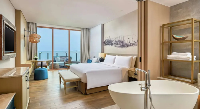 Двухместный номер Deluxe с балконом и с видом на море DoubleTree by Hilton Shanwei