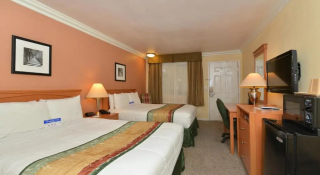 Четырёхместный номер Standard Inn by the sfo