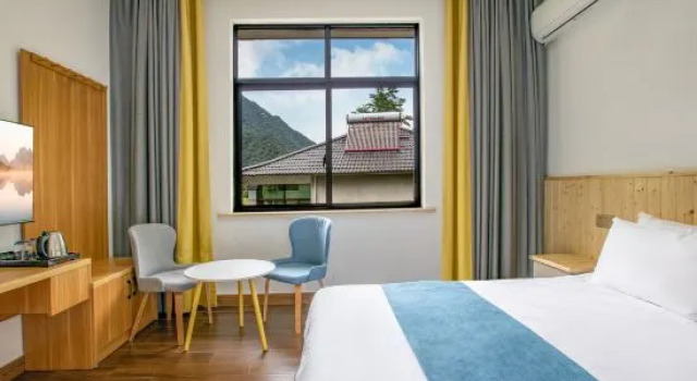 Кровать в общем номере Anji Huifengge · Family-Friendly Vacation Home with Pool, Stream Access, and Mountain Views