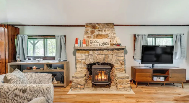 Walk to Barrett's Park: Wooded Cabin w/ Grill!, Book Feriehus Boothbay 