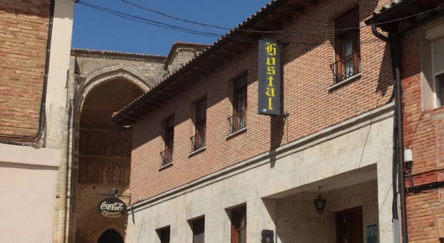 Hostal las Cantigas, Забронировать Отель Вильялькасар-де-Сирга Паленсия, рядом с Церковь Санта-Мария-ла-Бланка