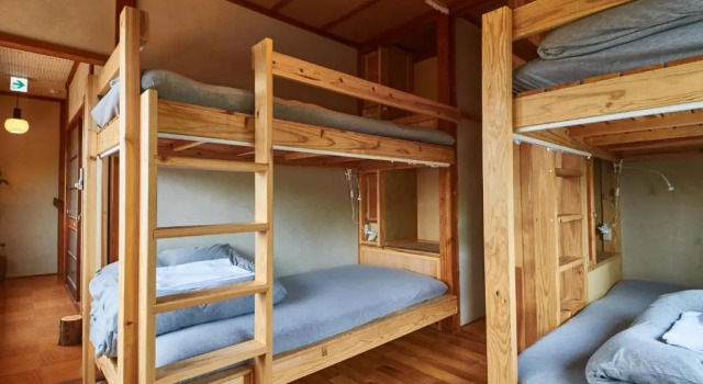 Кровать в общем номере Yanagawa Guesthouse HORIWARI 柳川の観光エリアにある静かな日本のゲストハウス
