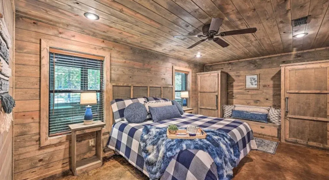 Luxe Broken Bow Cabin w/ Tesla Charging Station, Rezerwuj Hotel Hochatown Oklahoma