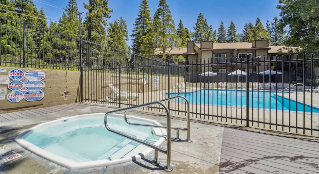 Апартаменты с 3 комнатами с балконом 10 Mi to Palisades Tahoe! Condo w/ Game Room