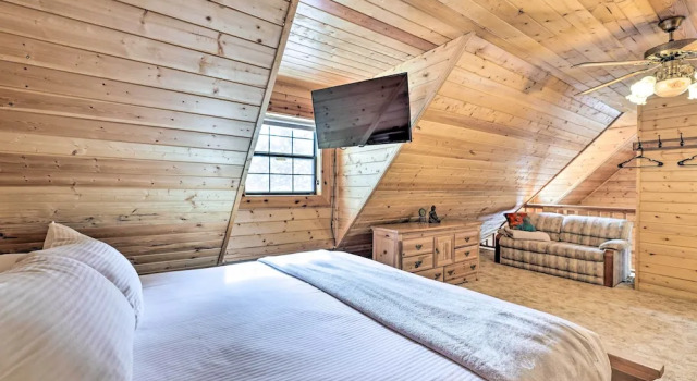 Rustic Duck Creek Village Cabin w/ Fire Pit!, Boek Hotel Hotels in Kane County met parkeren, Parkeren